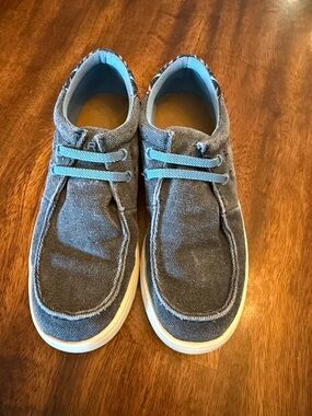 Blue Ariat Kids Gray Hilo Shoe with Aztec Accents on Heel